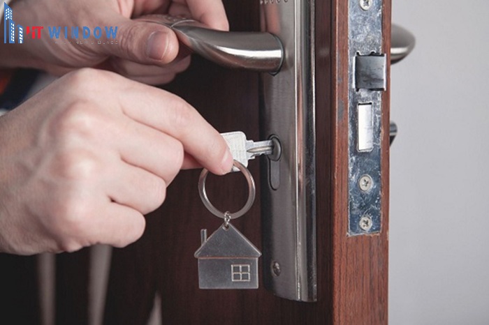 Ổ khóa đã cũ, hoen gỉ, mất thẩm mỹ