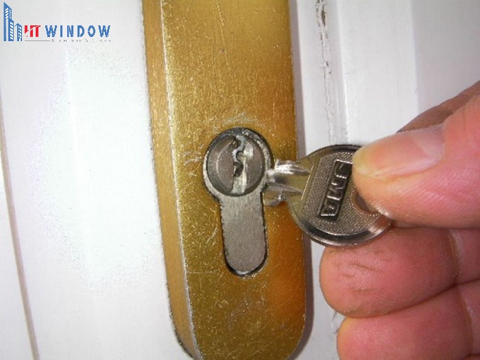 Ổ khóa cửa phòng sau một thời gian sử dụng có thể bị mòn, kẹt cứng hoặc gãy chìa