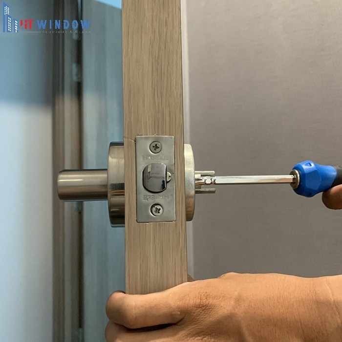 Bạn siết chặt các vít cố định để giữ chắc chắn các bộ phận của ổ khóa
