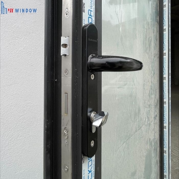 Cửa bị lỏng do bộ phận khóa bị lệch bạn hãy điều chỉnh vị trí chốt khóa