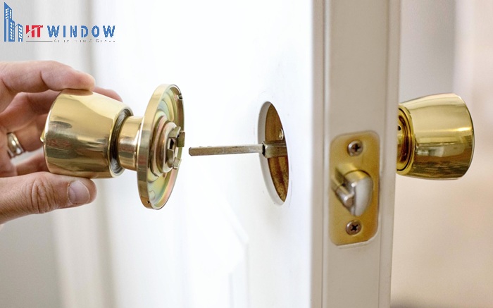 Để sửa tay nắm cửa bị lỏng an toàn và hiệu quả, người dùng cần tuân thủ một số nguyên tắc kỹ thuật