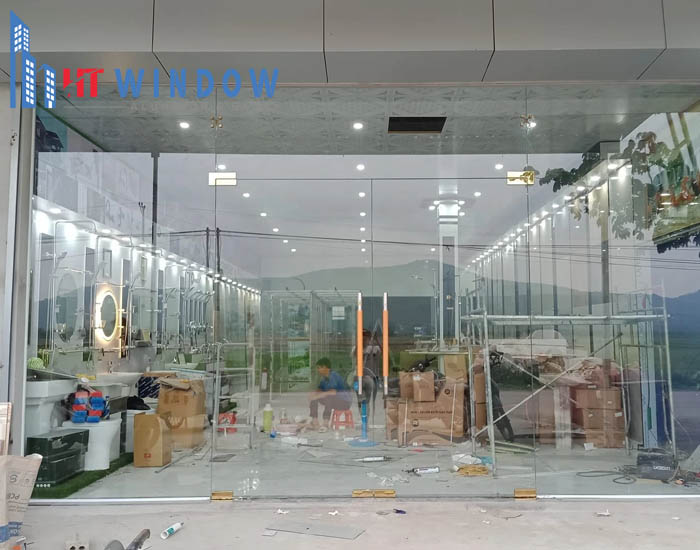 Cửa kính cường lực bị hở do lắp đặt sai quy cách