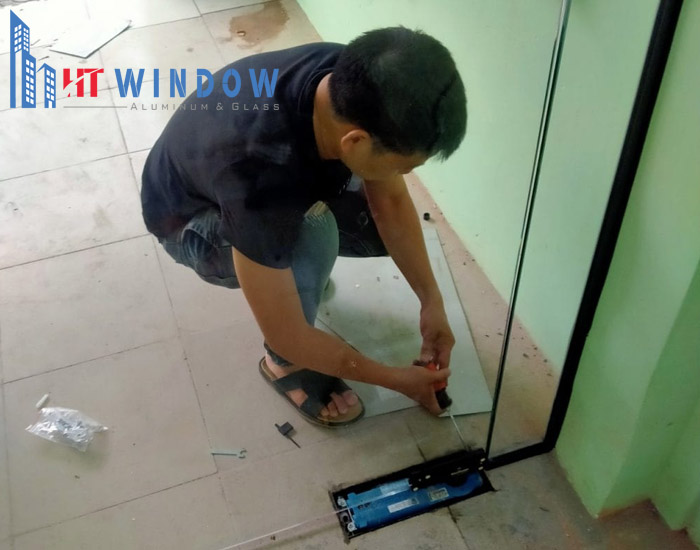 Cửa bị xệ do sử dụng lâu ngày