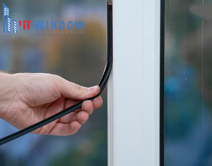 Gioăng cao su bị hỏng hoặc mòn làm ảnh hưởng tới độ khít của kính