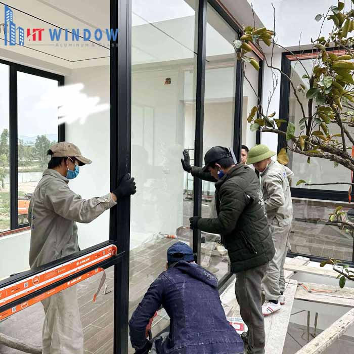 Tiến hành lắp kính vào khung