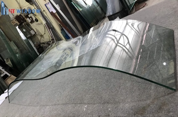 Giá kính cường lực uốn cong cao hơn so với kính phẳng thông thường