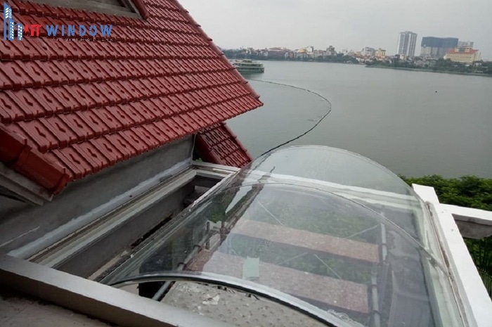 Mái kính uốn cong tạo nên lớp che chắn mềm mại nhưng vẫn đảm bảo ánh sáng tự nhiên