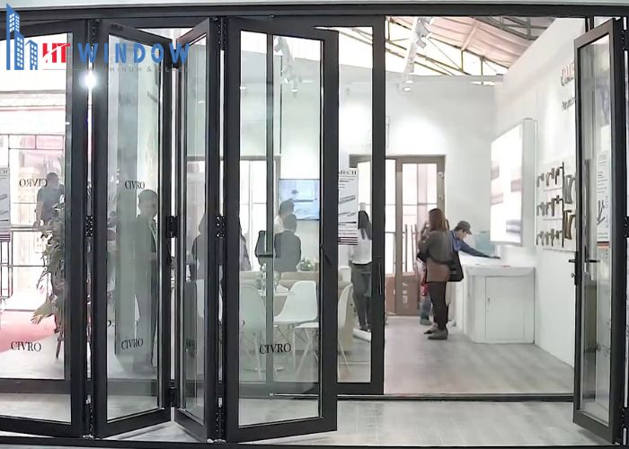 Cửa xếp trượt Civro được thiết kế đặc biệt giúp các cánh xếp gọn gàng