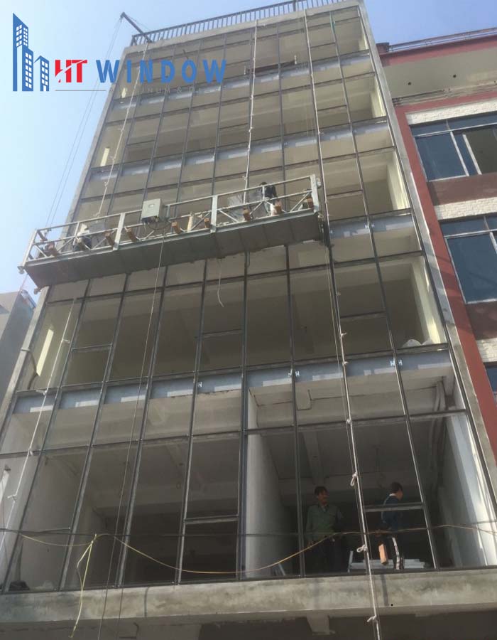 Đầu tiên cần thi công khung chịu lực trước khi tiến hành lắp đặt tấm kính