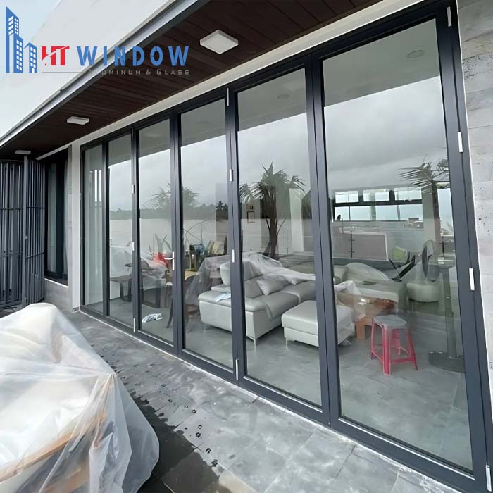 Nhôm hệ cũng được ứng dụng rất nhiều ở các showroom, trung tâm thương mại