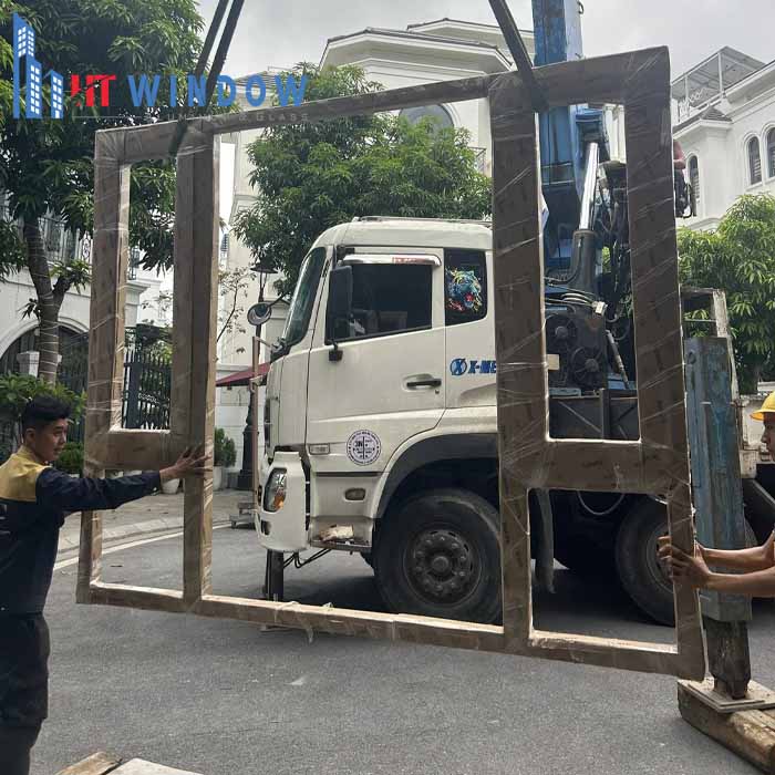 Cửa sẽ được đóng gói cẩn thận và vận chuyển đến công trình