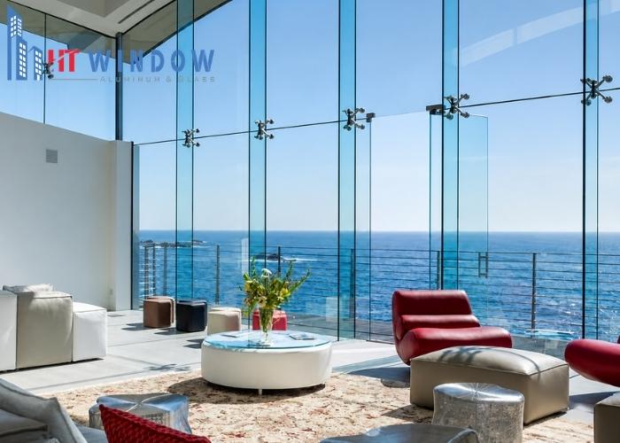 Hệ kính mặt dựng mang lại tầm nhìn rộng cho khách sạn, resort
