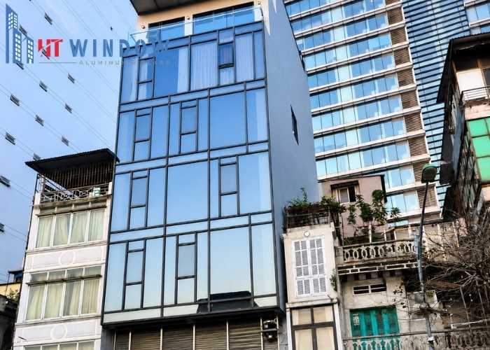 Vách kính mặt dựng được dùng ở mặt tiền để mở rộng không gian sống