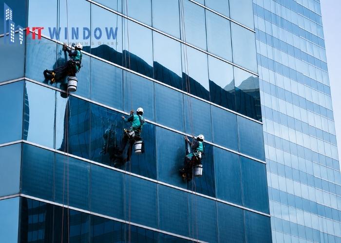 Việc vệ sinh và bảo trì bề mặt kính bên ngoài tòa nhà đòi hỏi quy trình phức tạp
