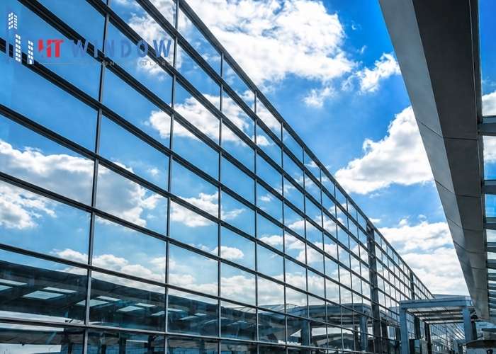 Vách kính kết hợp lam chắn nắng trang trí