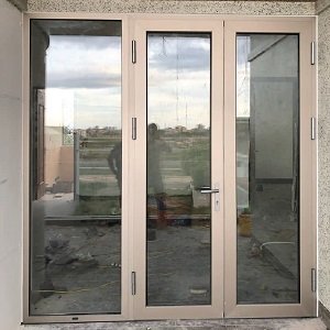 cửa đi mở quay nhôm xingfa class A65
