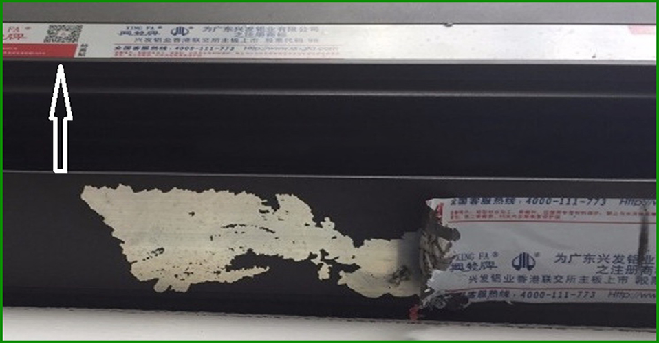 So sánh bề mặt sơn tĩnh điện nhôm Xingfa thật mịn đều với hàng nhái xỉn màu