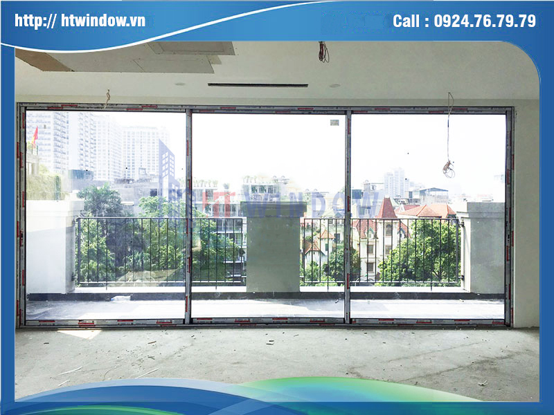 Mẫu cửa đi lùa nhôm Xingfa hệ 93 kết nối không gian phòng khách và sân vườn