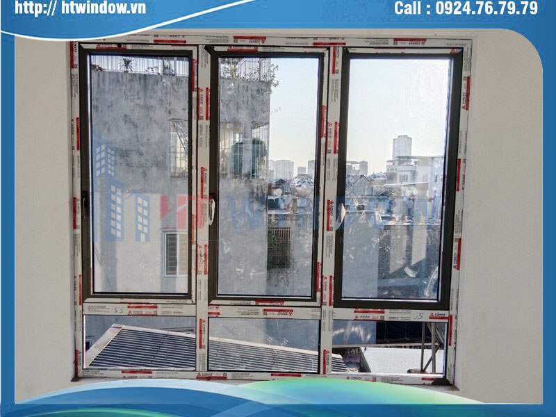 Mẫu cửa sổ nhôm Xingfa màu nâu cà phê mở hất lắp đặt thực tế