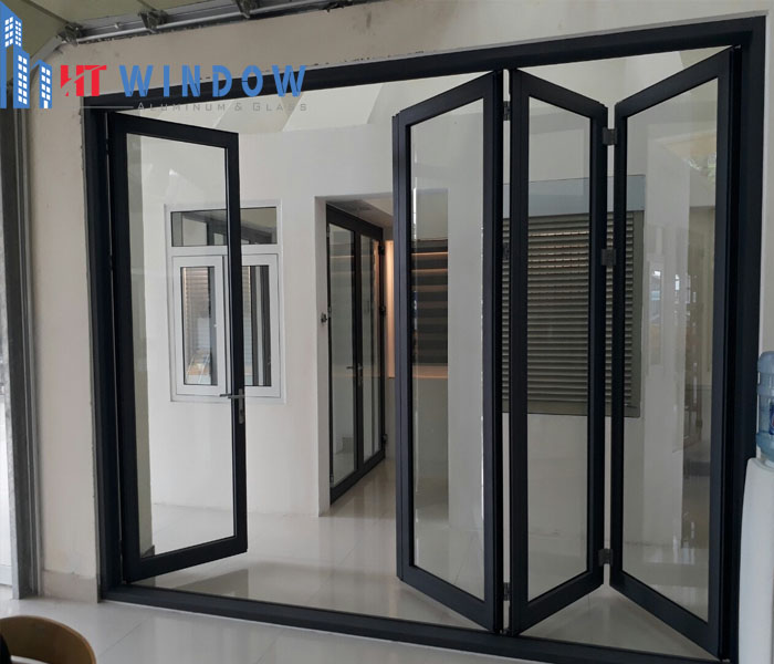 Cửa kính xếp trượt có khả năng gấp gọn nhiều cánh về một phía