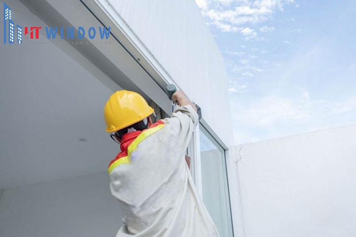 Trước khi thi công, cần kiểm tra kỹ các thanh nhôm, kính, gioăng và phụ kiện đi kèm