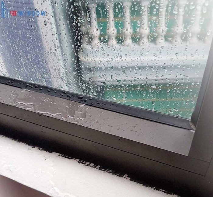 Thiết kế lỗ thoát nước cửa nhôm kính cần đảm bảo khả năng thoát nhanh và không thấm ngược lại