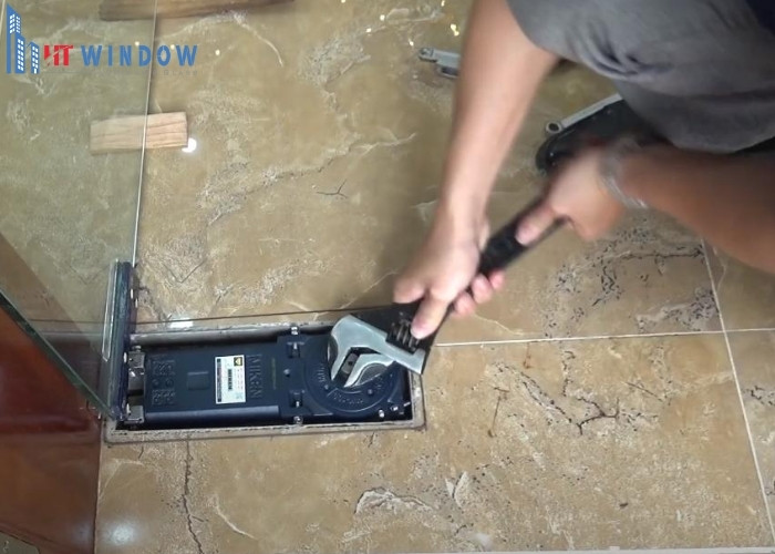 Siết ốc bản lề quá mức gây áp lực lớn lên kính cường lực và trục bản lề dễ làm hỏng kính