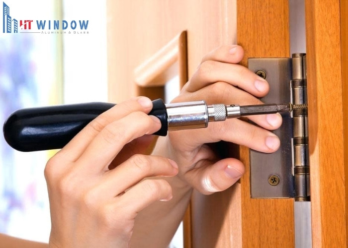 Cần chuẩn bị đầy đủ các dụng cụ trước khi tra dầu vào bản lề