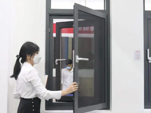 cửa sổ mở quay kèm lưới công trùng