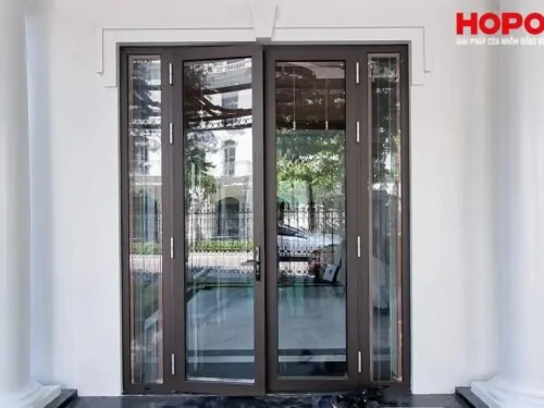 cửa đi mở quay nhôm hopo