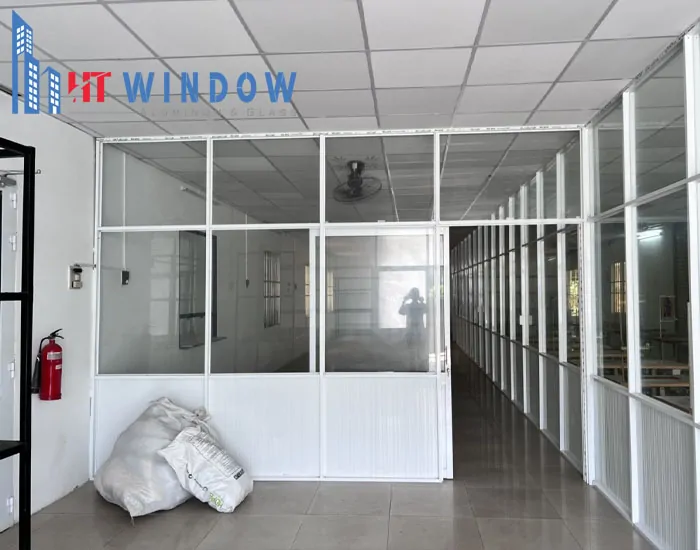 Vách ngăn nhôm kính có chi phí hợp lý, thi công nhanh