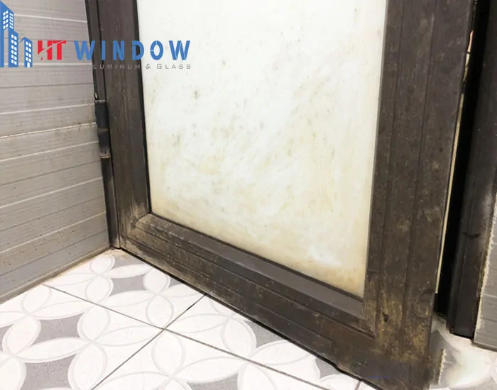 6 mẹo làm sạch cửa nhôm bị ố vàng hiệu quả ngay tại nhà