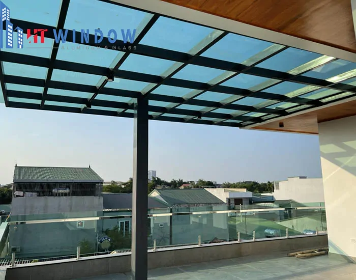 Vách kính cường lực ngoài trời: Ưu nhược điểm, ứng dụng, báo giá